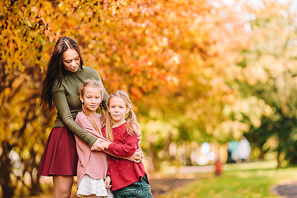 포토 JPG 해외이미지 응시 공원 여자 어린이 안기 모녀 함께함 상반신 성인 앞모습 세명 손잡기 화목 자매 여자만 내려보기 해외포토 시선 공공시설 딸 뷰포인트 컨셉 가족 모션 엄마 사람 파일형식 이미지허브