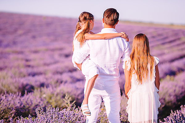 포토 JPG 해외이미지 주간 전신 여자 남자 어린이 가족 안기 상반신 성인 야외 뒷모습 세명 손잡기 보라색 프랑스 라벤더 프로방스 해외포토 자연요소 꽃 유럽 뷰포인트 컬러 관계 모션 사람 허브 파일형식 이미지허브