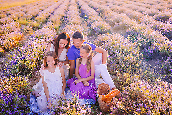 포토 JPG 해외이미지 주간 응시 여자 남자 어린이 빵 가족 앉기 여러명 성인 야외 앞모습 소풍 바구니 보라색 프랑스 라벤더 프로방스 어깨에손 해외포토 자연요소 시선 꽃 유럽 음식 뷰포인트 컬러 다수 관계 모션 사람 야외활동 허브 파일형식 이미지허브