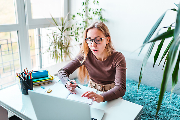 포토 JPG 해외이미지 백인 학생 라이프스타일 여자 교육 어린이 인터넷 통신 학교 주택 직장 실내 한명 사람 앉기 10대 노트북 스터디 컴퓨터 디지털 공책 정보 작업 책상 대학교 과제 온라인 온라인강의 해외포토 서양인 1 가구 회사 모션 청소년 문구용품 내부 건물 생활 전자제품 학습 강의 파일형식 언택트 이미지허브