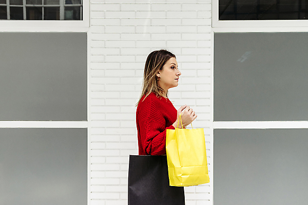 포토 JPG 해외이미지 라이프스타일 종이 크리스마스 겨울 가방 벽돌 한명 사람 내부 빨간색 쇼핑 컬러풀 세일 상점 흰색 센터 시장 구매 쇼핑몰 스웨터 고객 상업 소매 대칭 블랙프라이데이 해외포토 1 잡화 계절 기념일 컬러 상의 데이이벤트 생활 파일형식 이미지허브
