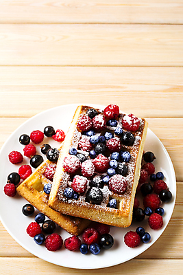 포토 JPG 해외이미지 접시 열매 음식 백그라운드 과일 아침 디저트 건강 사람없음 목재 빨간색 쌓기 과자 우주 식사 침묵 빵집 흰색 신선 황금 달콤 맛 아침식사 가루 설탕 굽기 먹기 크림 준비 블루베리 벨기에 산딸기 시럽 와플 페스츄리 해외포토 주간 나무 식물 식기 빵 컬러 컨셉 재료 모션 상점 소리 구이 서유럽 파일형식 이미지허브