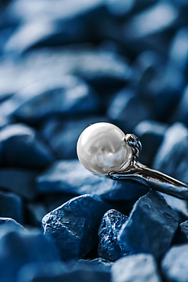 포토 JPG 해외이미지 장신구 실내 사람없음 뷰티 조약돌 반지 화려 우아함 보석 파란배경 진주 해외포토 백그라운드 컨셉 내부 파란색 돌_바위 광석 파일형식 이미지허브