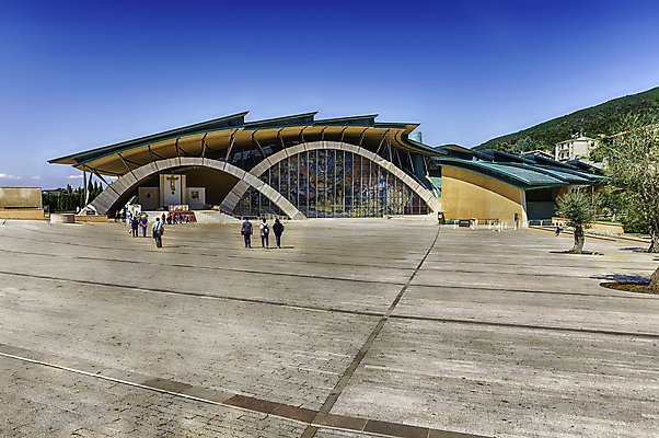 포토 JPG 해외이미지 외관 건축양식 창문 유리 하늘 지붕 사람없음 건물 목재 초록색 파란색 교회 이탈리아 얼룩 원형 아빠 성자 큼 아치 대리석 보호구역 순례 철강 해외포토 도형 나무 건축물 건축 유럽 종교 컬러 재료 가족 종교건축 재질 크기 구역 파일형식 이미지허브