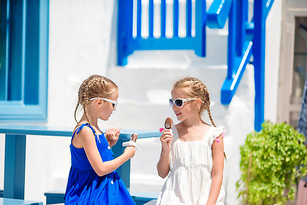 포토 JPG 해외이미지 주간 서양인 여자 어린이 휴식 아이스크림 대화 들기 상반신 두명 앞모습 옆모습 여름휴가 바캉스 선글라스 마주보기 먹기 자매 해안도시 미코노스섬 소녀만 해외포토 자연요소 외국인 안경 뷰포인트 섬 컨셉 가족 모션 휴가 디저트 말하기 사람 도시 그리스 여자만 어린이만 파일형식 여름_계절 이미지허브