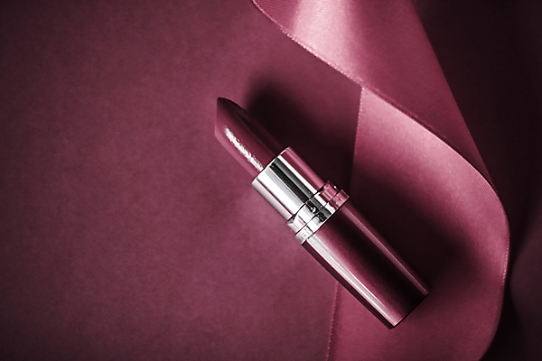 포토 JPG 해외이미지 리본 실내 사람없음 하이앵글 뷰티 화장품 립스틱 보라색배경 카피스페이스 해외포토 뷰포인트 백그라운드 내부 보라색 공백 파일형식 이미지허브