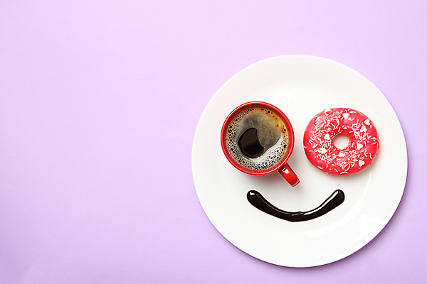 포토 JPG 해외이미지 접시 얼굴 커피 디저트 미소 사람없음 컵 도넛 달콤 보라색배경 해외포토 식기 음료 음식 백그라운드 표정 신체부위 보라색 맛 파일형식 이미지허브