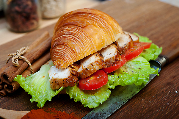 포토 JPG 해외이미지 토마토 채소 실내 사람없음 아웃포커스 나이프 크루아상 향신료 닭가슴살 시나몬스틱 크루아상샌드위치 해외포토 식기 빵 촬영기법 샌드위치 내부 닭고기 칼 시나몬 향미료 파일형식 이미지허브