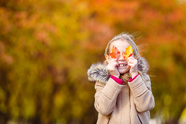 포토 JPG 해외이미지 나무 백인 공원 여자 어린이 한명 웃음 소녀 야외 가을풍경 맑음 가을 숲 소녀한명만 해외포토 서양인 식물 1 계절 공공시설 날씨 표정 사람 풍경 여자한명만 소녀만 파일형식 가을_계절 이미지허브