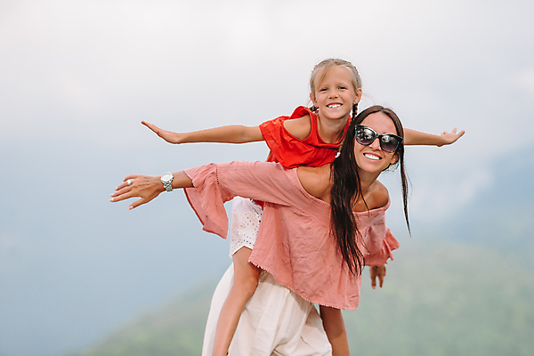 포토 JPG 해외이미지 구름 딸 가족 하늘 엄마 팔벌리기 산 성인 야외 두명 앞모습 하이킹 정상 오르기 업기 비행기놀이 여자만 해외포토 자연요소 뷰포인트 관계 모션 놀이 레저 사람 파일형식 이미지허브