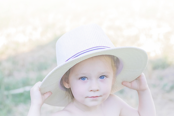 포토 JPG 해외이미지 행복 얼굴 어린이 한명 사람 야외 뷰티 안개 흰색 아기 작음 해외포토 1 감정 컬러 날씨 신체부위 크기 파일형식 이미지허브