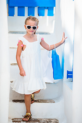 포토 JPG 해외이미지 주간 전신 원피스 여자 어린이 휴식 한명 소녀 야외 앞모습 여름 파란색 여름휴가 바캉스 선글라스 쇼핑백 계단 흰색 미코노스섬 소녀한명만 해외포토 자연요소 1 옷 계절 안경 뷰포인트 컬러 섬 컨셉 가방 휴가 사람 그리스 여자한명만 소녀만 파일형식 여름_계절 이미지허브
