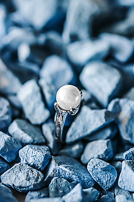 포토 JPG 해외이미지 장신구 실내 사람없음 뷰티 조약돌 반지 화려 우아함 보석 파란배경 진주 해외포토 백그라운드 컨셉 내부 파란색 돌_바위 광석 파일형식 이미지허브