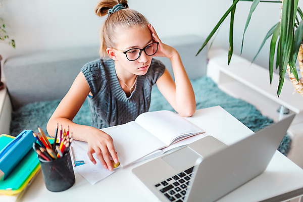 포토 JPG 해외이미지 백인 학생 라이프스타일 여자 교육 어린이 인터넷 통신 학교 주택 직장 실내 한명 사람 앉기 10대 노트북 스터디 컴퓨터 디지털 공책 정보 작업 책상 대학교 과제 온라인 온라인강의 해외포토 서양인 1 가구 회사 모션 청소년 문구용품 내부 건물 생활 전자제품 학습 강의 파일형식 언택트 이미지허브