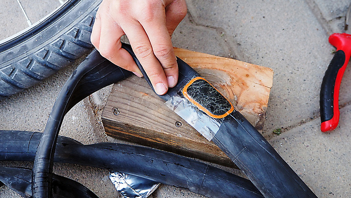 포토 JPG 해외이미지 스포츠 백그라운드 부분 사람없음 자전거 장비 흰색 공구 바퀴 플랫 수리 순환 타이어 고정 튜브 고무 펌프 유지 깨짐 바이킹 해외포토 컬러 컨셉 모션 바이크 도구 파일형식 이미지허브