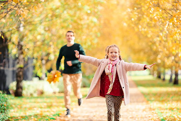 포토 JPG 해외이미지 나무 백인 공원 여자 남자 딸 어린이 단풍 가족 소녀 성인 야외 두명 가을풍경 맑음 가을 아빠 숲 해외포토 서양인 식물 계절 공공시설 잎 관계 날씨 사람 풍경 파일형식 가을_계절 이미지허브