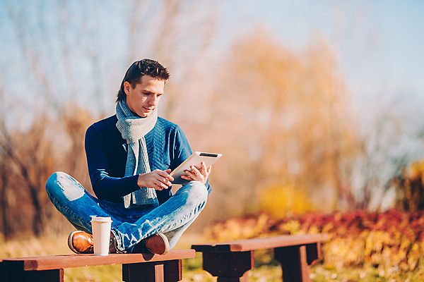 포토 JPG 해외이미지 응시 공원 남자 커피 한명 미소 앉기 성인 야외 컵 태블릿 가을풍경 가을 잡기 숲 성인남자한명만 해외포토 1 식기 시선 계절 공공시설 음료 모션 표정 사람 풍경 전자제품 스마트기기 남자한명만 성인남자만 파일형식 가을_계절 이미지허브