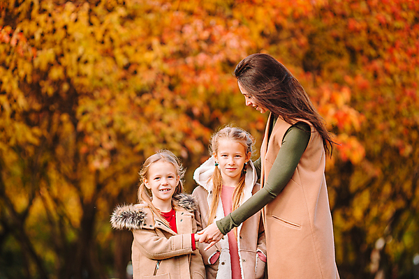 포토 JPG 해외이미지 응시 공원 여자 어린이 모녀 상반신 성인 앞모습 옆모습 아웃포커스 세명 손잡기 자매 여자만 내려보기 해외포토 시선 공공시설 딸 뷰포인트 가족 모션 엄마 촬영기법 사람 파일형식 이미지허브