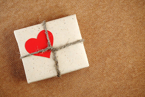 포토 JPG 해외이미지 1 종이 밧줄 백그라운드 컨셉 포장 관계 휴가 아이디어 발렌타인데이 선물 사랑 사람없음 빨간색 상자 갈색 놀람 수확 하트 생일 삼베 오브젝트 싱글 질감 복고 심플 패키지 노끈 판지 옛날 포장소품 카피스페이스 해외포토 모양 기념일 감정 줄 컬러 농업 데이이벤트 표정 공백 포장재료 파일형식 천_직물 이미지허브