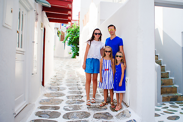 포토 JPG 해외이미지 전신 여자 남자 어린이 가족 휴가 가족여행 여러명 성인 건물 앞모습 옆모습 여름휴가 마을 골목길 그리스 해안도시 미코노스섬 해외포토 건축물 유럽 길 뷰포인트 섬 여행 다수 관계 사람 도시 파일형식 여름_계절 이미지허브