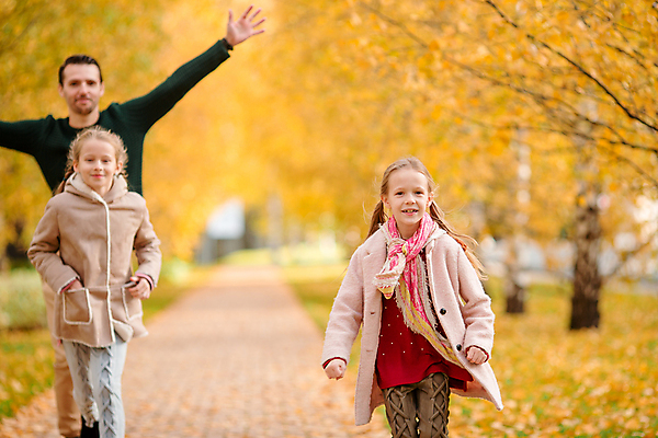 포토 JPG 해외이미지 나무 백인 공원 남자 딸 어린이 단풍 가족 엄마 소녀 성인 야외 세명 가을풍경 맑음 가을 아빠 숲 해외포토 서양인 식물 계절 공공시설 여자 잎 관계 날씨 사람 풍경 파일형식 가을_계절 이미지허브