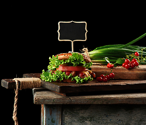 포토 JPG 해외이미지 채소 탁자 검은배경 패스트푸드 사람없음 햄버거 꽂음 나무도마 나무탁자 이쑤시개장식 카피스페이스 해외포토 가구 백그라운드 도마 목재 장식 검은색 공백 인스턴트 이쑤시개 파일형식 이미지허브