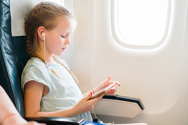 포토 JPG 해외이미지 여자 어린이 이어폰 여행 창문 휴가 비행기 실내 들기 앉기 상반신 옆모습 태블릿 듣기 승객 소녀한명만 해외포토 뷰포인트 음향기기 항공교통 모션 대중교통 사람 내부 전자제품 스마트기기 여자한명만 소녀만 파일형식 이미지허브