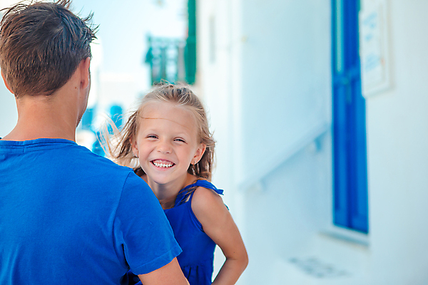 포토 JPG 해외이미지 여자 남자 어린이 가족 휴가 가족여행 거리 웃음 상반신 성인 두명 건물 앞모습 뒷모습 여름휴가 마을 그리스 해안도시 미코노스섬 해외포토 건축물 유럽 뷰포인트 섬 여행 관계 표정 사람 도시 파일형식 여름_계절 이미지허브