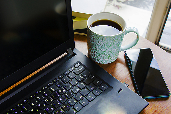 포토 JPG 해외이미지 식물 직업 라이프스타일 디자인 커피 백그라운드 컨셉 인터넷 비즈니스 통신 가정 탁자 무선통신 주택 직장 실내 사람없음 노트북 컴퓨터 사무실 연필 모니터 공책 웹 타이핑 업무 네트워크 작업실 무선전화기 책상 온라인 프리랜서 네트워킹 해외포토 음료 가구 회사 문구용품 학용품 내부 건물 생활 전자제품 필기구 작업 전화기 파일형식 이미지허브