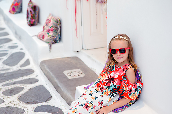 포토 JPG 해외이미지 주간 원피스 여자 어린이 꽃무늬 휴식 한명 앉기 상반신 야외 옆모습 여름휴가 바캉스 선글라스 기댐 흰색 미코노스섬 소녀한명만 해외포토 자연요소 1 옷 꽃 안경 뷰포인트 컬러 섬 컨셉 무늬 모션 휴가 사람 그리스 여자한명만 소녀만 파일형식 여름_계절 이미지허브