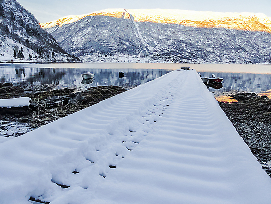 포토 JPG 해외이미지 유럽 도로 호수 바다 겨울 자연 산 노르웨이 풍경 사람없음 목재 물 파란색 냉동 얼음 추위 흰색 나뭇가지 방파제 통과 선로 스칸디나비아 양발 눈내림 해외포토 자연요소 나무 계절 공공시설 나라 길 컬러 재료 교통시설 눈_날씨 생태계 파일형식 이미지허브