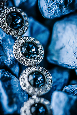 포토 JPG 해외이미지 장신구 팔찌 실내 사람없음 조약돌 화려 우아함 보석 파란배경 다이아몬드 해외포토 백그라운드 컨셉 내부 파란색 돌_바위 광석 파일형식 이미지허브