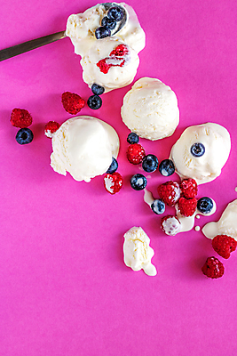 포토 JPG 해외이미지 열매 음식 분홍색 백그라운드 컨셉 과일 재료 공 휴가 아이스크림 디저트 건강 식이요법 사랑 사람없음 장식 빨간색 파란색 컬러풀 초콜릿 얼음 우유 추위 흰색 신선 달콤 맛 설탕 크림 상쾌 유기농 산딸기 부드러움 바닐라 셔벗 젤라또 핸드메이드 해외포토 자연요소 식물 웰빙 감정 컬러 유제품 감각 파일형식 이미지허브