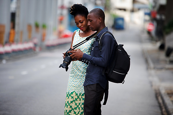 포토 JPG 해외이미지 모델 커플 여행 2 배낭 가족 관계 남편 휴가 거리 사랑 미소 사람 두명 여행객 카메라 디지털 산책 짐 도시 아내 사진사 손목시계 쇼 방문 발견 해외포토 감정 시계 가방 장신구 휴식 표정 전자제품 작가 파일형식 이미지허브