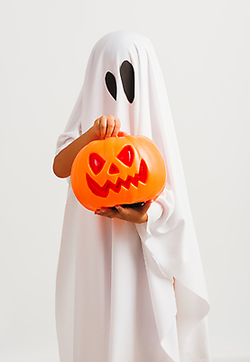 포토 JPG 해외이미지 남자 어린이 실내 한명 들기 동양인 소년 상반신 앞모습 귀여움 할로윈 유령 무서움 흰배경 사탕바구니 잭오랜턴 코스프레 소년한명만 해외포토 1 감정 뷰포인트 백그라운드 컨셉 모션 사탕 사람 인종 내부 바구니 흰색 남자한명만 소년만 파일형식 이미지허브