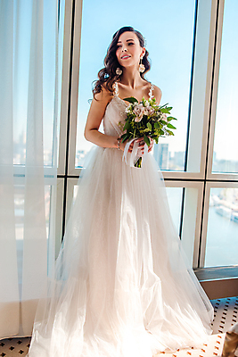 포토 JPG 해외이미지 전신 여자 꽃 부케 웨딩드레스 창문 사랑 한명 들기 성인 앞모습 흰색 축하 커튼 신부대기실 성인여자한명만 해외포토 식물 1 드레스 감정 뷰포인트 컬러 꽃다발 컨셉 모션 사람 대기실 여자한명만 성인여자만 파일형식 이미지허브
