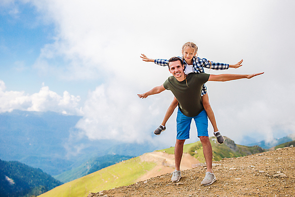 포토 JPG 해외이미지 전신 구름 여자 남자 딸 어린이 가족 자연 하늘 팔벌리기 산 소녀 성인 야외 두명 앞모습 부모 하이킹 아빠 정상 오르기 업기 비행기놀이 부녀 해외포토 자연요소 뷰포인트 관계 모션 놀이 레저 사람 생태계 파일형식 이미지허브