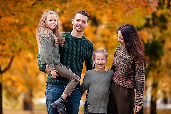 포토 JPG 해외이미지 전신 공원 여자 남자 어린이 가족 함께함 여러명 상반신 성인 앞모습 옆모습 아웃포커스 화목 들어올리기 어깨에손 해외포토 공공시설 뷰포인트 다수 컨셉 관계 모션 촬영기법 사람 파일형식 이미지허브