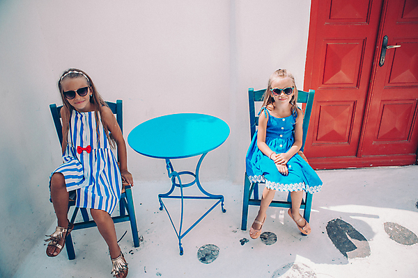 포토 JPG 해외이미지 주간 전신 서양인 여자 어린이 의자 탁자 휴식 앉기 두명 앞모습 여름휴가 바캉스 선글라스 문 자매 해안도시 손모으기 미코노스섬 소녀만 해외포토 자연요소 외국인 안경 뷰포인트 섬 가구 컨셉 가족 모션 휴가 사람 손짓 도시 그리스 여자만 어린이만 파일형식 여름_계절 이미지허브