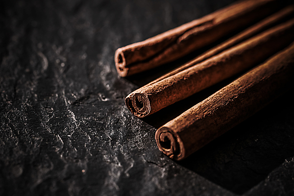 포토 JPG 해외이미지 근접촬영 사람없음 어둠 돌_바위 향신료 시나몬스틱 해외포토 뷰포인트 시나몬 향미료 파일형식 이미지허브