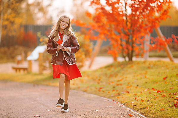 포토 JPG 해외이미지 나무 백인 공원 여자 어린이 한명 웃음 소녀 야외 가을풍경 맑음 가을 숲 소녀한명만 해외포토 서양인 식물 1 계절 공공시설 날씨 표정 사람 풍경 여자한명만 소녀만 파일형식 가을_계절 이미지허브