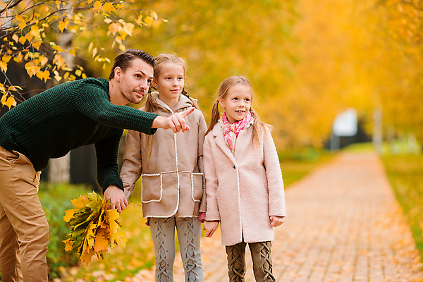 포토 JPG 해외이미지 응시 공원 여자 남자 어린이 낙엽 숙이기 들기 상반신 성인 앞모습 옆모습 세명 손잡기 산책로 가리킴 다발 자매 부녀 해외포토 시선 공공시설 딸 길 뷰포인트 포즈 잎 가족 모션 사람 손짓 아빠 파일형식 이미지허브