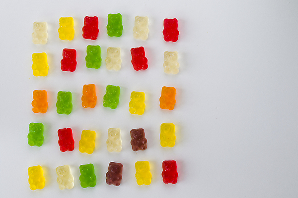 포토 JPG 해외이미지 실내 사람없음 달콤 흰배경 일렬 젤리 곰모양 해외포토 모양 백그라운드 곰 디저트 내부 흰색 맛 파일형식 이미지허브