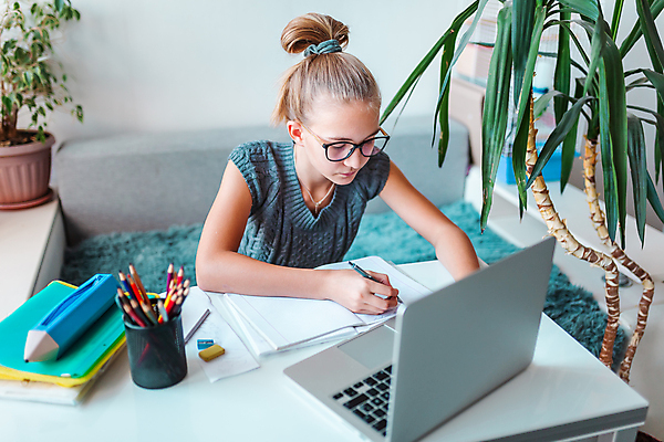 포토 JPG 해외이미지 백인 학생 라이프스타일 여자 교육 어린이 인터넷 통신 학교 주택 직장 실내 한명 사람 앉기 10대 노트북 스터디 컴퓨터 디지털 공책 정보 작업 책상 대학교 과제 온라인 온라인강의 해외포토 서양인 1 가구 회사 모션 청소년 문구용품 내부 건물 생활 전자제품 학습 강의 파일형식 언택트 이미지허브