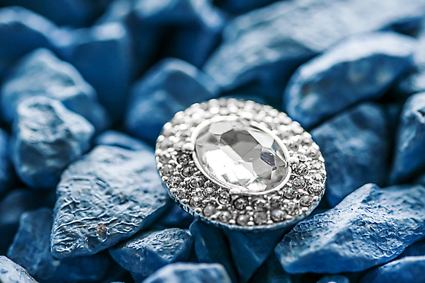 포토 JPG 해외이미지 장신구 실내 사람없음 귀걸이 조약돌 화려 우아함 보석 파란배경 다이아몬드 해외포토 백그라운드 컨셉 내부 파란색 돌_바위 광석 파일형식 이미지허브