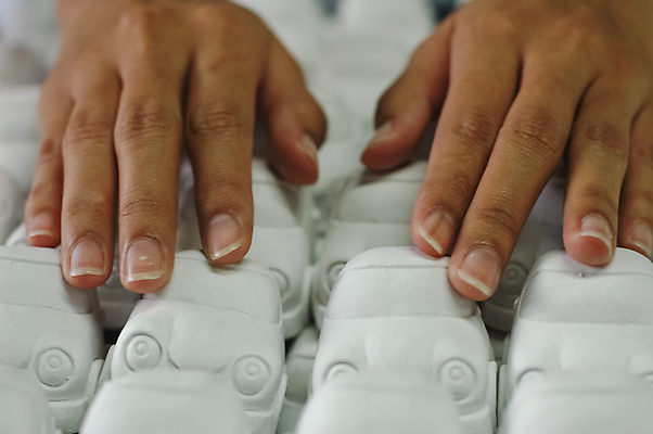 포토 JPG 해외이미지 전통 손 디자인 문화 조각 백그라운드 무늬 패턴 자동차 미술 사람 사람없음 장식 장난감 세일 상점 중국 골동품 흰색 도자기 오브젝트 만들기 수공예 방법 백자 솜씨 취급주의 핸드메이드 스타일 해외포토 아시아 육상교통 컬러 모션 문화예술 경고 신체부위 공예 파일형식 이미지허브