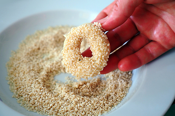 포토 JPG 해외이미지 전통 음식 빵 백그라운드 디저트 함께함 건강 씨앗 사람없음 갈색 쌓기 식사 빵집 흰색 신선 반지 원형 달콤 맛 아침식사 밀 굽기 깨 베이글 고립 페스츄리 튀르키예 해외포토 도형 식물 아시아 컬러 컨셉 식재료 장신구 모션 곡류 상점 조미료 구이 파일형식 이미지허브