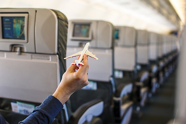 포토 JPG 해외이미지 손 여행 의자 비행기 실내 들기 아웃포커스 신체부위 미니어처 잡기 항공 비행기내부 비행기모형 해외포토 가구 항공교통 모션 대중교통 촬영기법 사람 내부 모형 파일형식 이미지허브