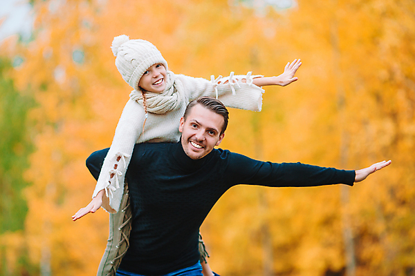 포토 JPG 해외이미지 나무 백인 공원 여자 남자 딸 어린이 단풍 가족 소녀 성인 야외 두명 가을풍경 맑음 가을 아빠 숲 해외포토 서양인 식물 계절 공공시설 잎 관계 날씨 사람 풍경 파일형식 가을_계절 이미지허브