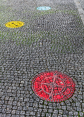 포토 JPG 해외이미지 도로 여행 포즈 십자가 포장 거리 바닥 사람없음 야외 산책 조약돌 도시 보행로 오솔길 포르투갈 철 땅바닥 혼자 해외포토 유럽 길 교통시설 휴식 돌_바위 파일형식 이미지허브